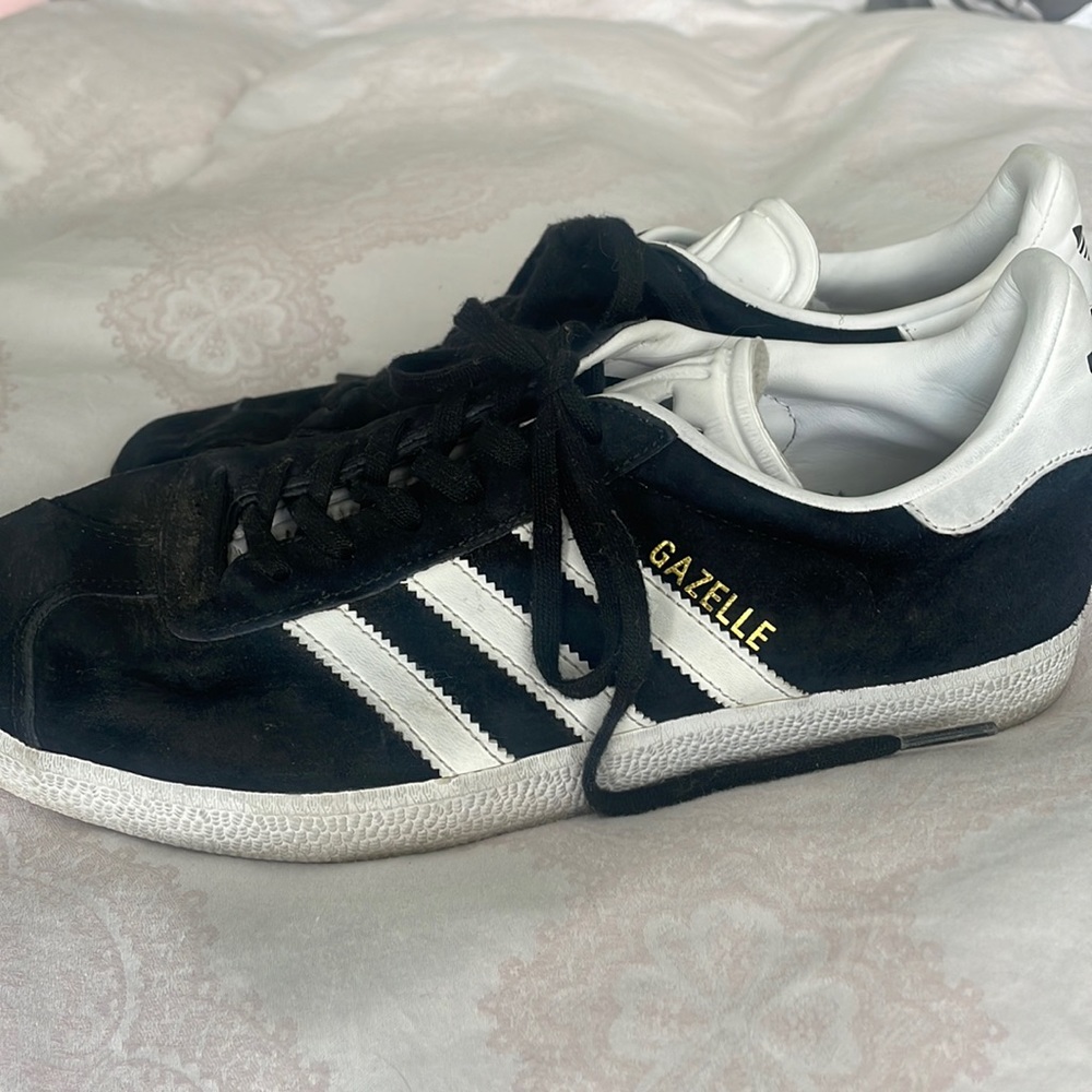 Black and white adidas gazelle✨